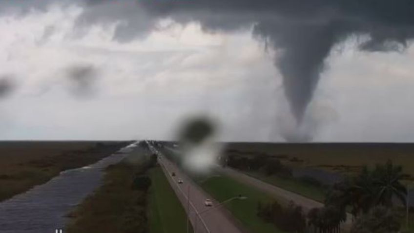 VIDEO: Captan impactante tornado en las costas de Florida previo al impacto del huracán Milton