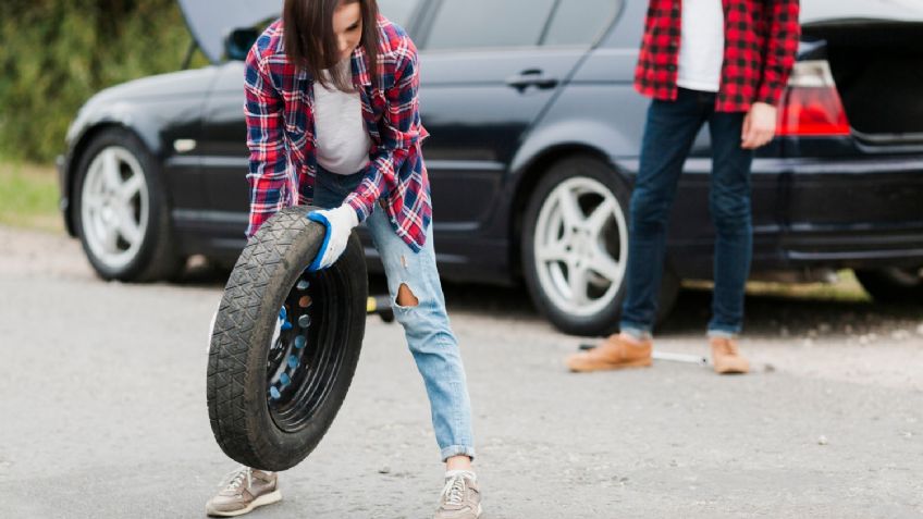 Cómo cambiar la llanta de tu auto paso a paso si es tu primera vez