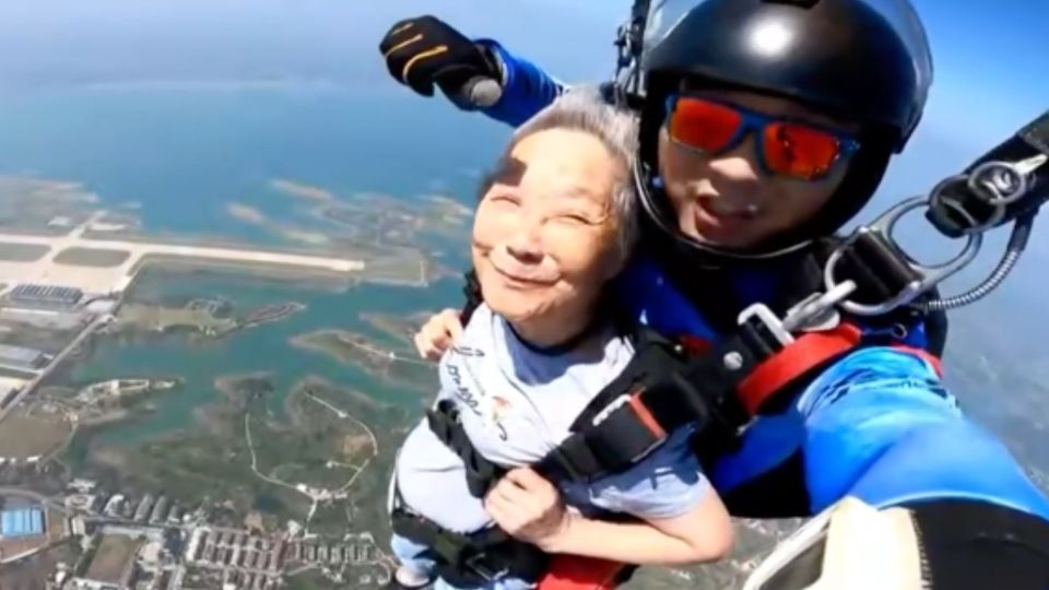 La mujer, de 84 años de edad, quería cumplir su sueño de lanzarse de un paracaídas.