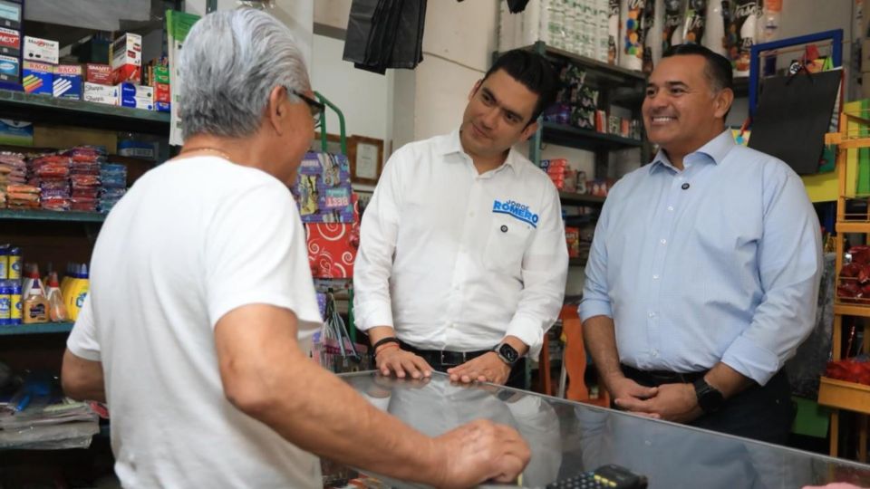 Jorge Romero Herrera, candidato a la presidencia nacional del PAN, dialoga con militantes