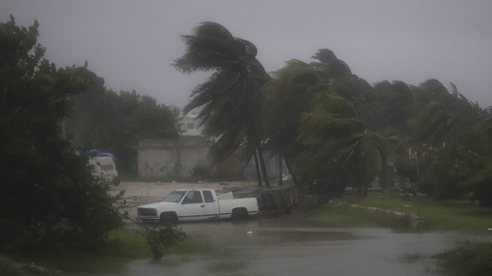 Puerto de Progreso es impactado por el huracán Milton