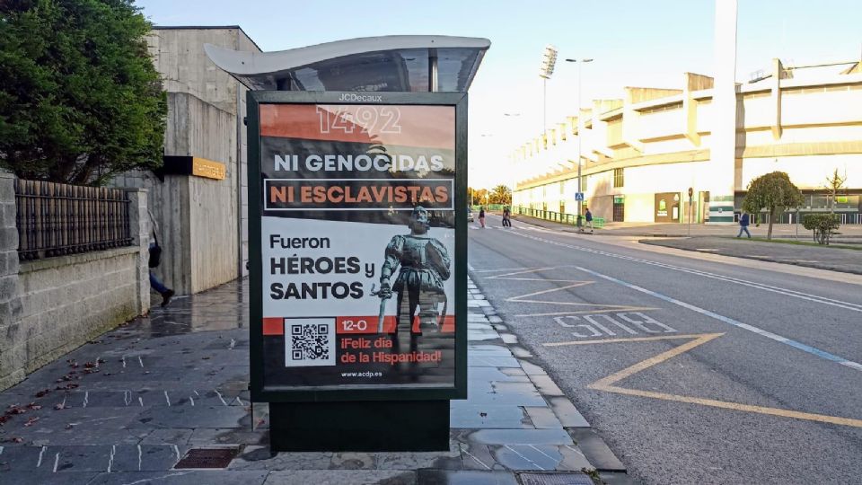 El cartel asegura que los conquistadores españoles fueron 'héroes y santos'.