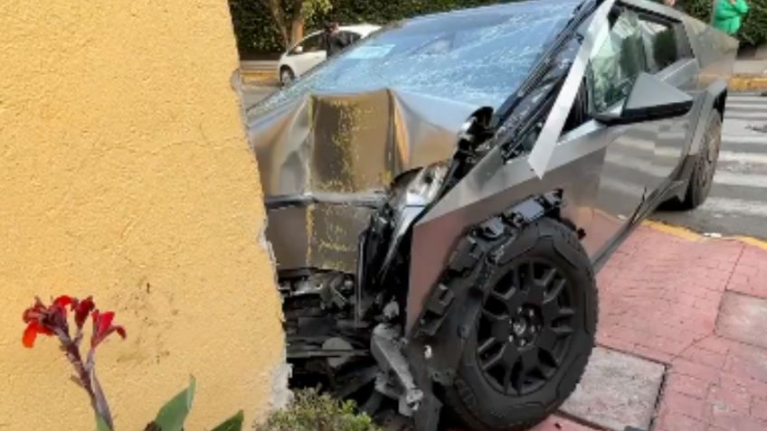 ¿Cuánto vale la Cybertruck de Tesla que se destrozó al chocar contra una casa en CDMX?