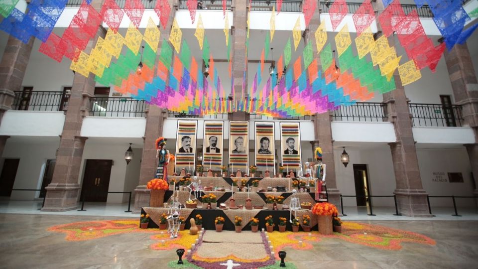 Imágenes del altar de muertos instalado en el patio central de Palacio de Gobierno.