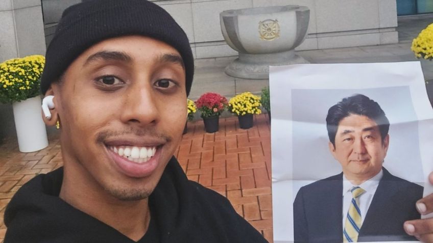 Prohíben al influencer Johnny Somali salir de Corea del Sur, podría pasar 10 años en prisión por besar una estatua