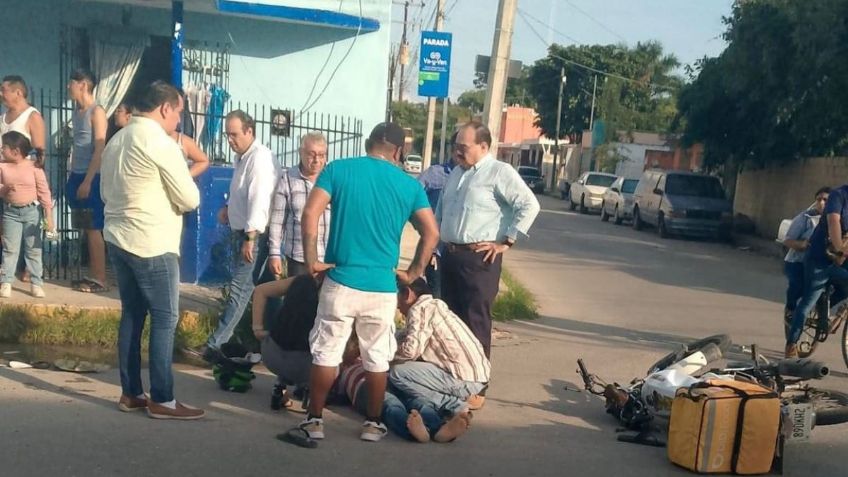 Senador de Yucatán se pasa un alto y embiste a motociclistas en el centro de Mérida; hay dos heridos