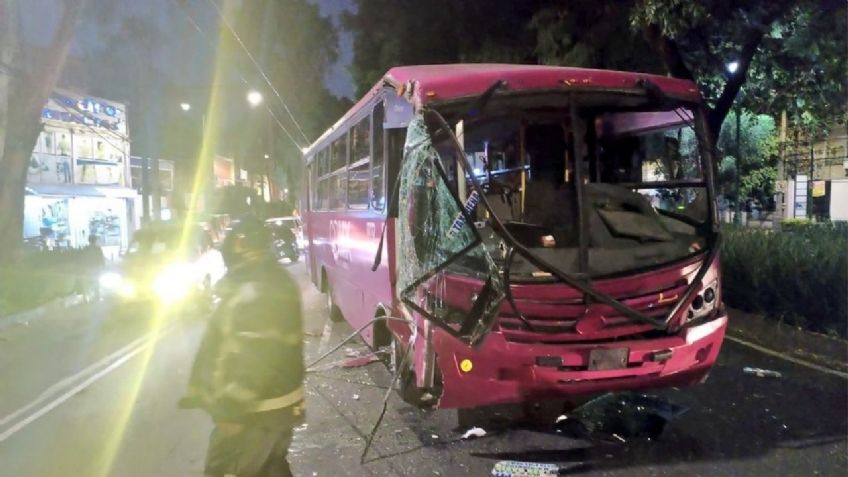 Choque entre dos camiones en Miguel Ángel de Quevedo deja al menos nueve lesionados; iban peleando por pasaje