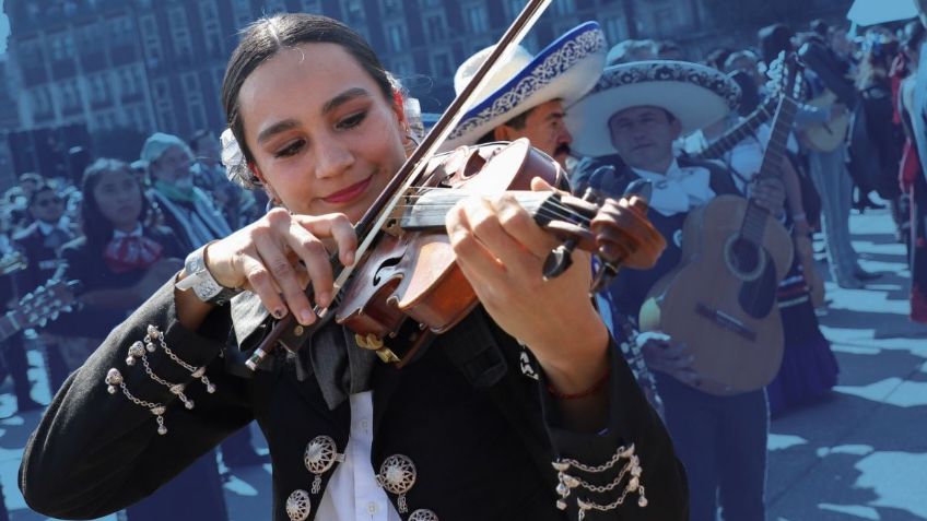 Mariachis imponen récord en Zócalo capitalino al ritmo de Cielito Lindo