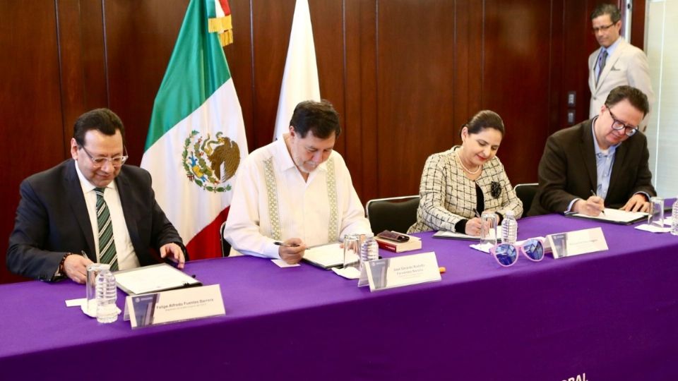 La magistrada presidenta del TEPJF, Mónica Soto Fregoso, acompañada de los magistrados Felipe de la Mata Pizaña y Felipe Fuentes Barrera, destacó que este convenio eleva aún más el nivel de la EJE.