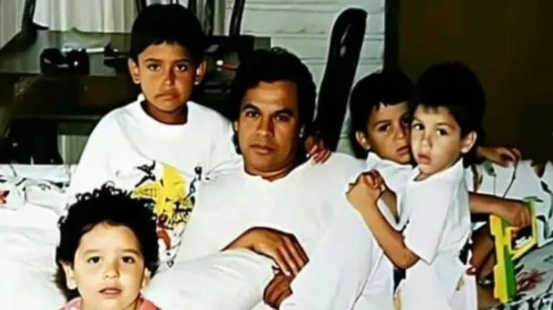 Juan Gabriel junto a sus hijos