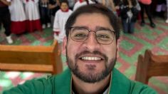 El padre Reyes es el sacerdote viral en TikTok por tocar la batería en un conjunto norteño