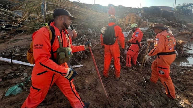 Parte del grupo de rescatistas mexicanos que trabaja en la zona de desastre.