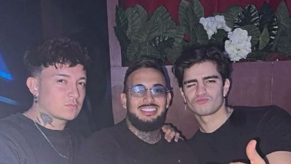 Aaron Mercury posando en una foto junto con uno de los asesinados en el bar Los Cantaritos.