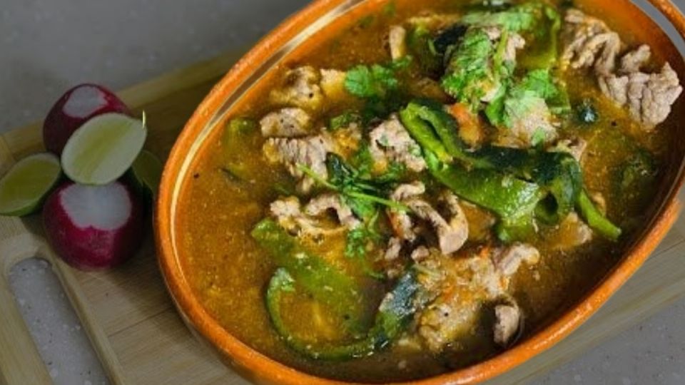 También conocido como caldillo duranguense o caldillo durangueño es un plato tradicional de la región que se prepara todo el año