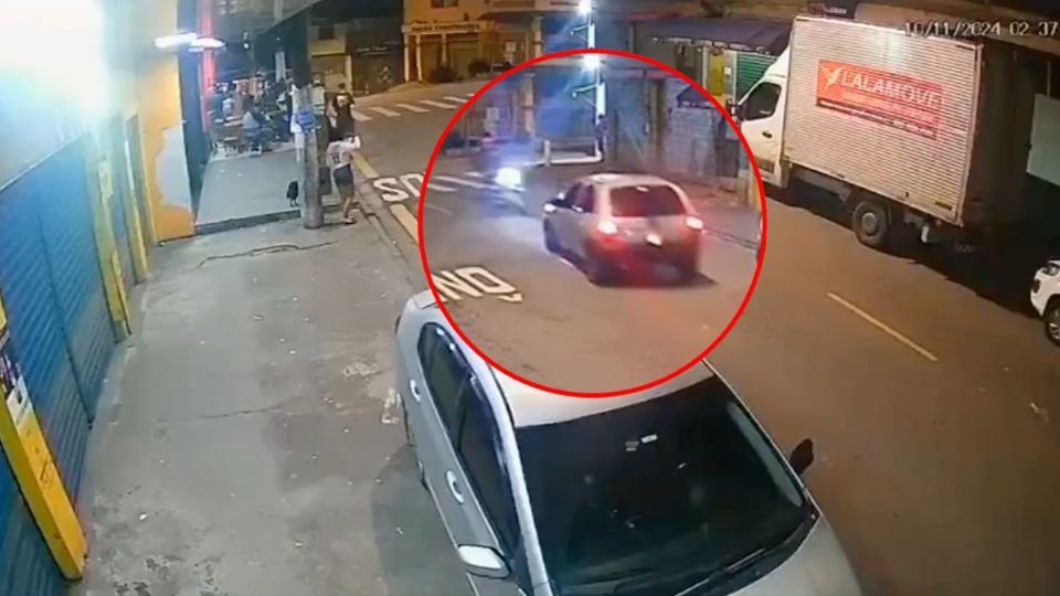 Momento en que impacta un auto a una motocicleta