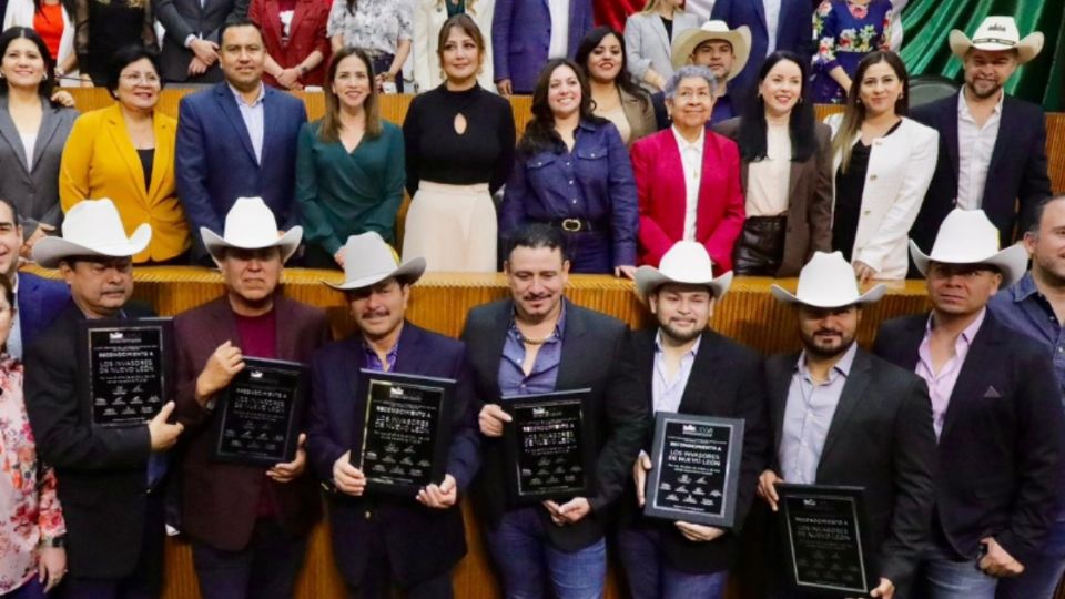 La agrupación recibió varios elogios por su carrera musical y letras que han llegado al alma de varios.