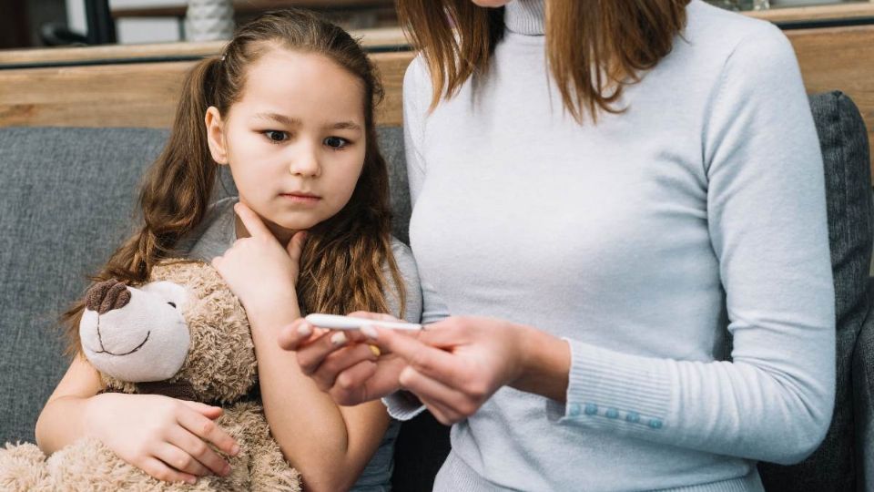 Madre revisando teléfono de su hija