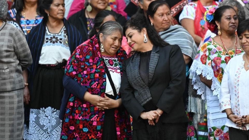 Clara Brugada en encuentro con mujeres artesanas