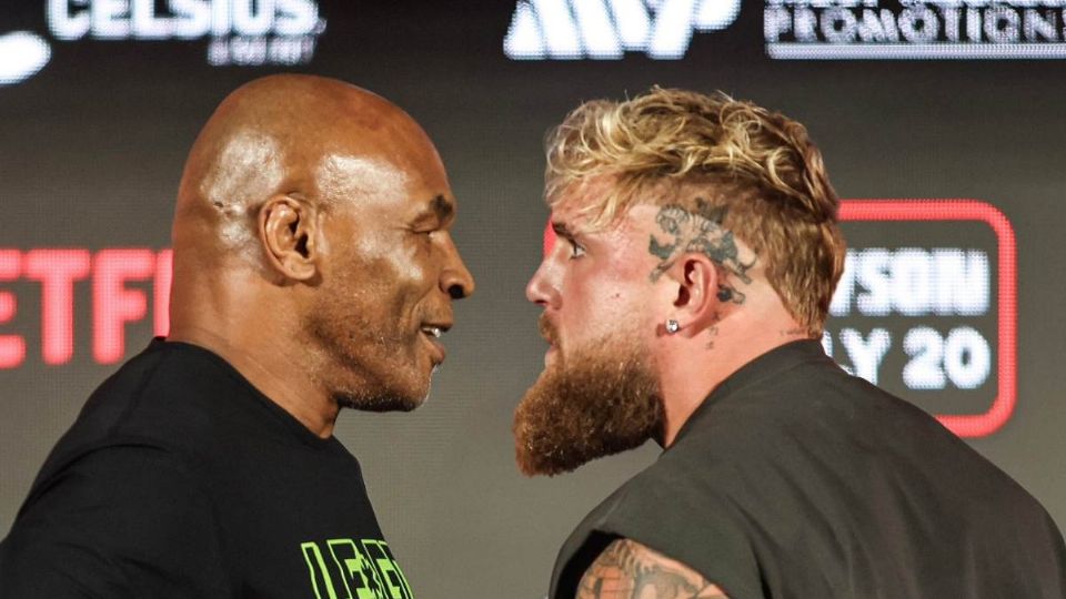 Mike Tyson y Jake Paul encarándose antes de la pelea