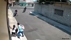 Indigna VIDEO de niña y madre que quedan en medio de balacera al salir de la escuela