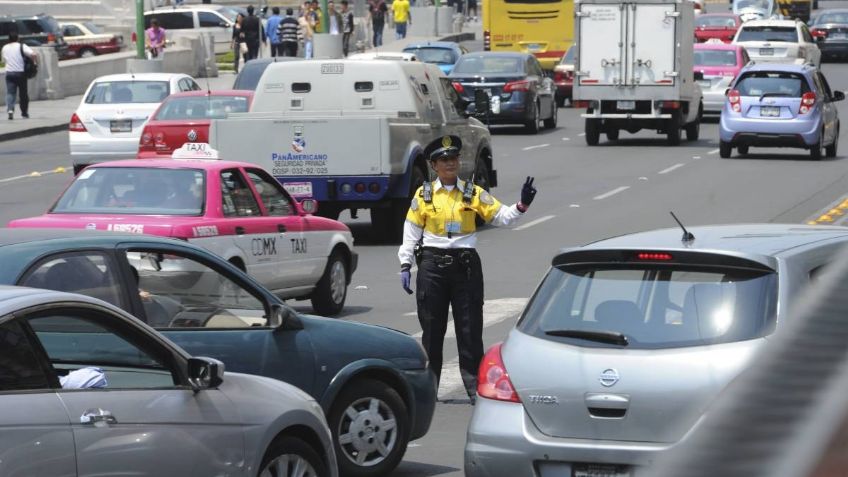 Captan en VIDEO a automovilista arrollando a mujer policía para evitar multa