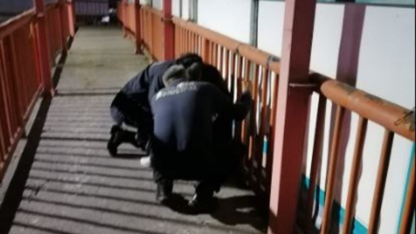 IMÁGENES FUERTES: Policías evitan que estudiante de secundaria se arroje desde un puente en Ixmiquilpan