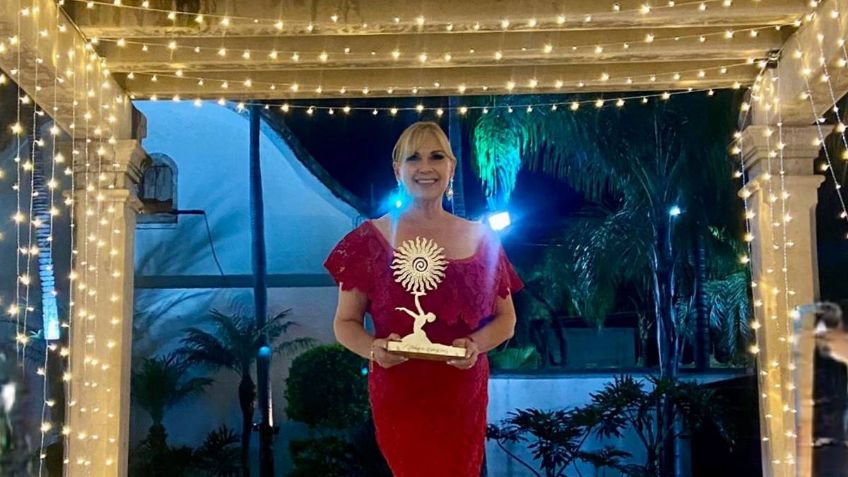 Chary Cambero recibe el premio Mujer Extraordinaria del Año por su trabajo en Heraldo Radio Tepic