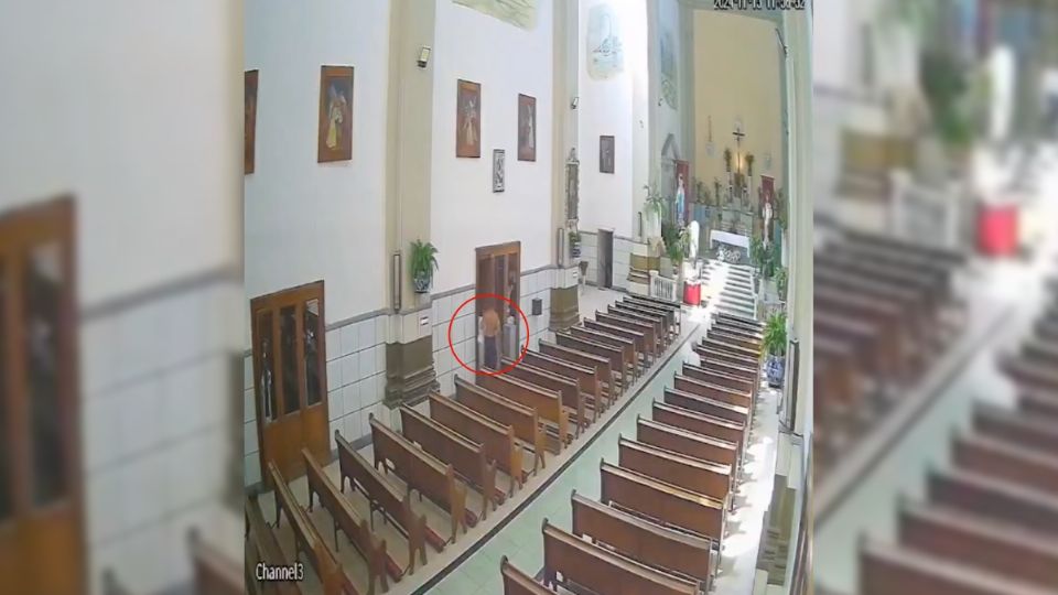 El sujeto tomó los objetos y salió tranquilamente de la iglesia.