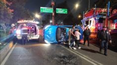 Mujer sufre volcadura en Insurgentes Sur y queda atrapada dentro del vehículo