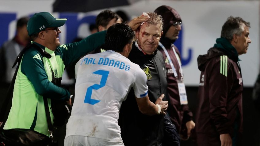 VIDEO: momento exacto en el que Javier Aguirre es descalabrado tras la derrota de México frente a Honduras