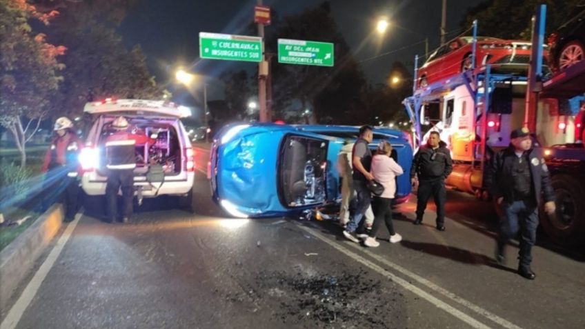 Mujer sufre volcadura en Insurgentes Sur y queda atrapada dentro del vehículo