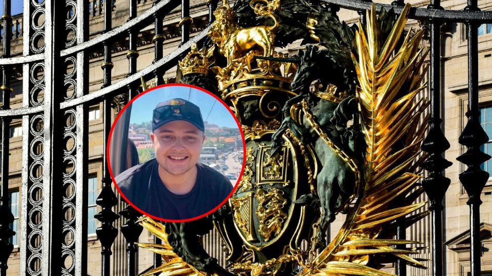 El joven después saltó la valla que rodea el Palacio Real