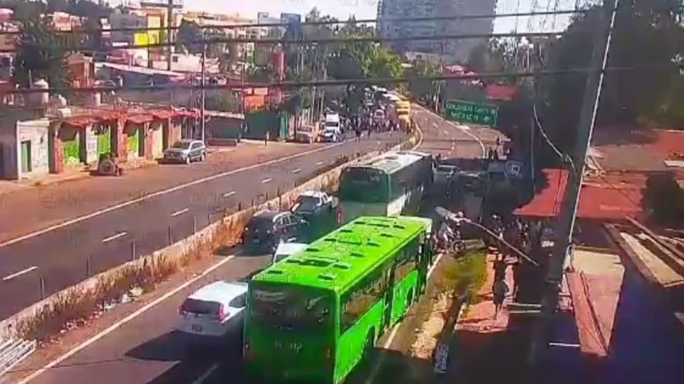 Un bloqueo se presentó en la carretera México-Toluca esta mañana de lunes 18 de noviembre.