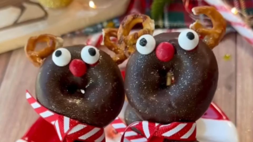 Así lucen las deliciosas donitas de chocolate con forma de reno.