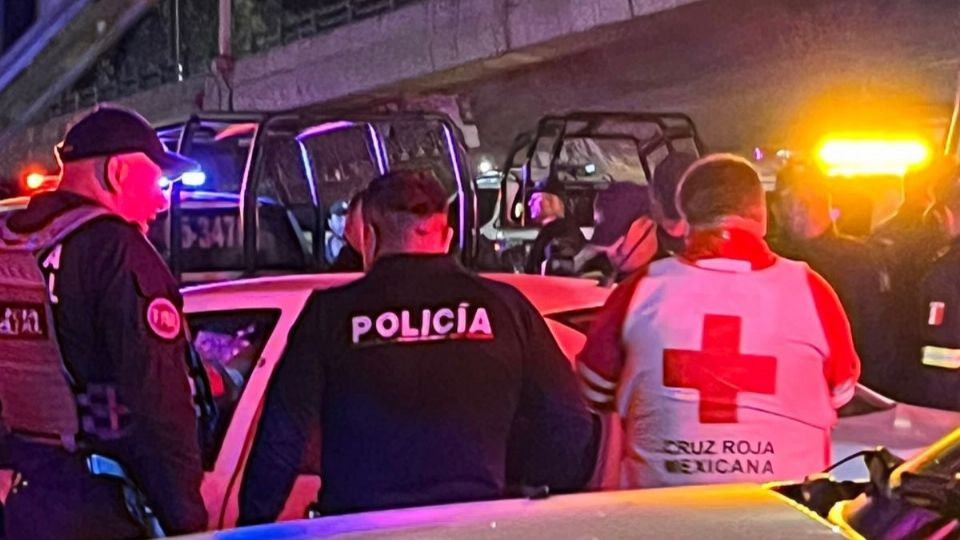 Policías y paramédicos de la Cruz Roja llegaron al sitio minutos después del incidente.