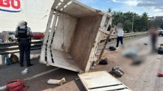 Volcadura de camioneta deja un trabajador muerto y 10 heridos en Manzanillo