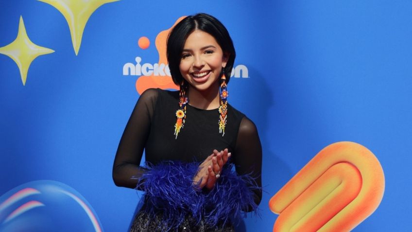 Ángela Aguilar quiso sorprender a sus fanáticos antes de entrar a los Kids Choice Awards pero ellos le gritaron: “estamos con Cazzu”