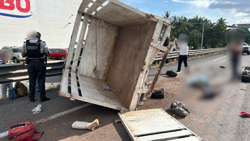 Volcadura de camioneta deja un trabajador muerto y 10 heridos en Manzanillo