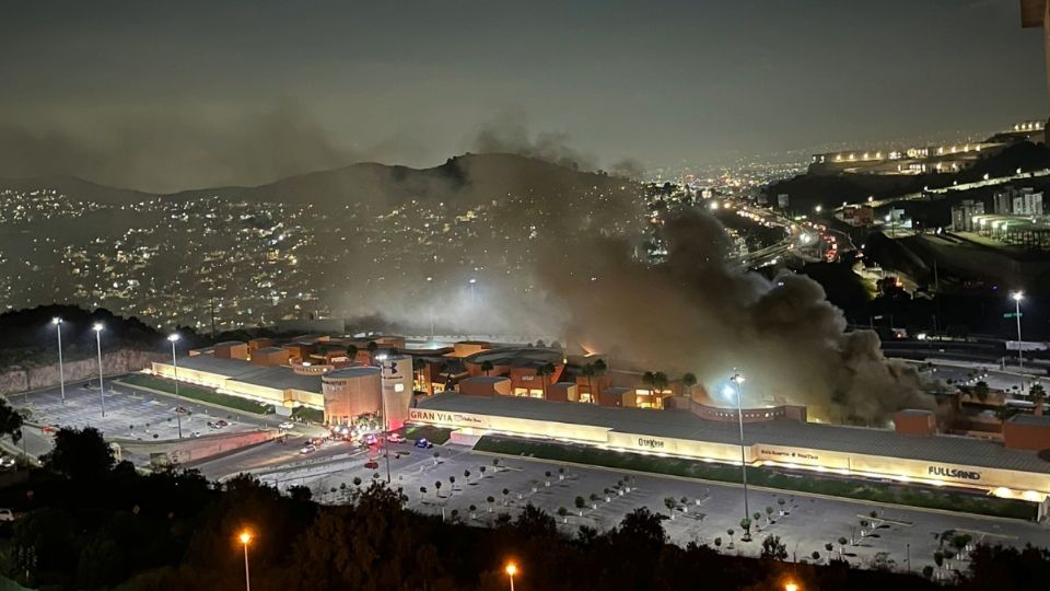 El incendio era perceptible a varios kilómetros de distancia.