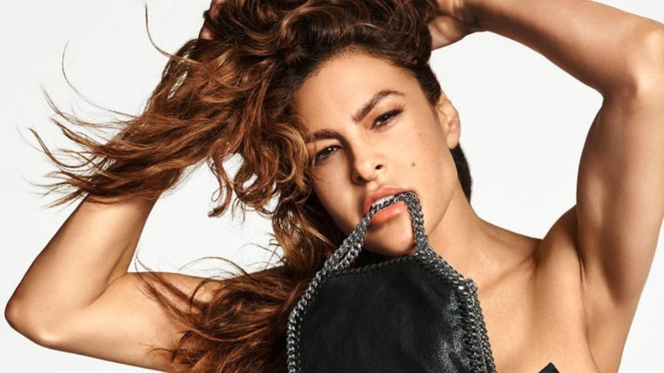 A sus 50 años de edad, Eva Mendes es imagen de la firma de Stella McCartney porque ambas comparten una visión en pro de la tierra y los animales.