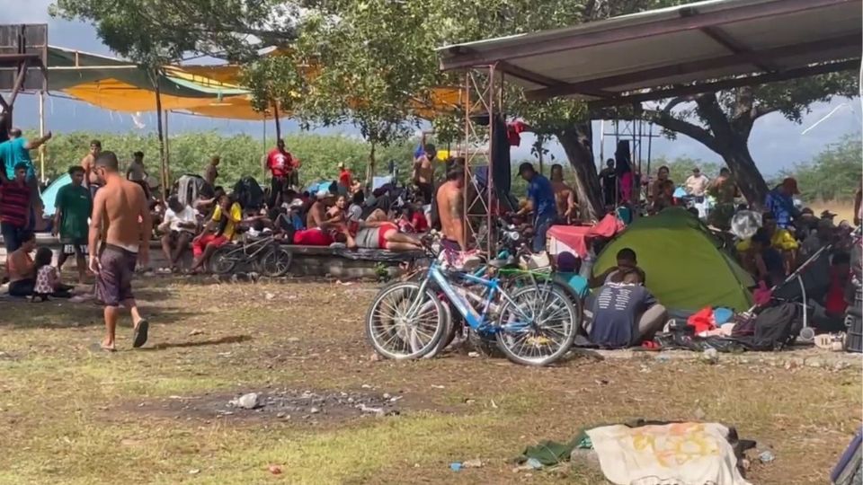 La caravana es integrada por hombres, mujeres y niños, que avanzan por el territorio nacional.