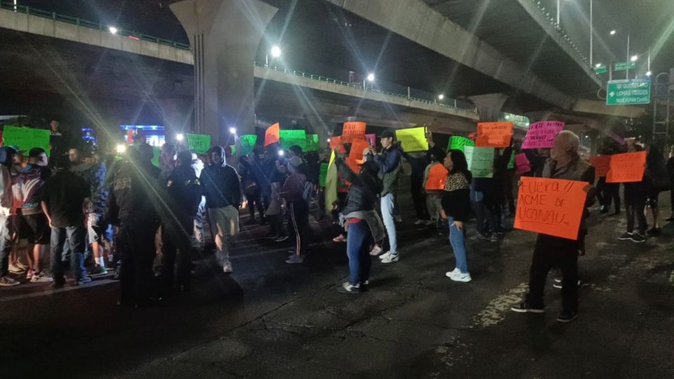 Los manifestantes mantienen cerrados algunos carriles de la vía.