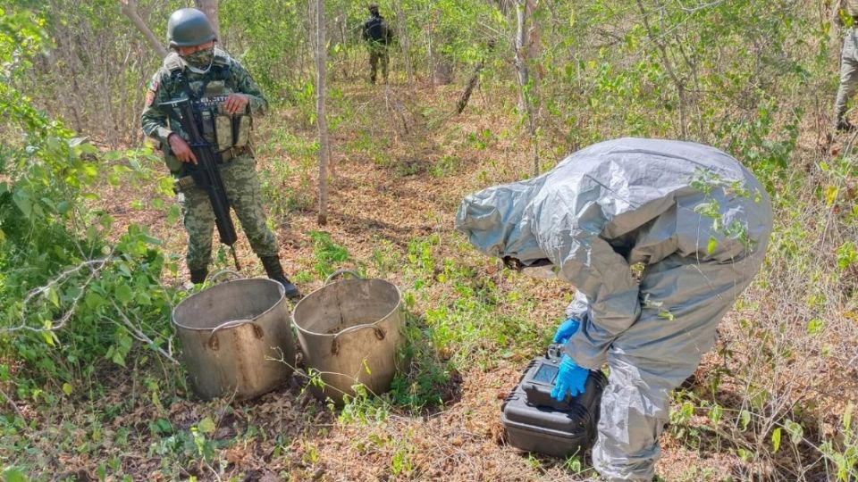 Expertos militares realizaron el desmantelamiento del narcolaboratorio.