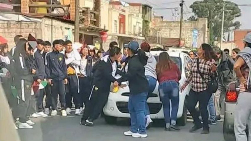 Buscan a mujer que atropelló en Chalco a niño que participaba en desfile y se dio a la fuga