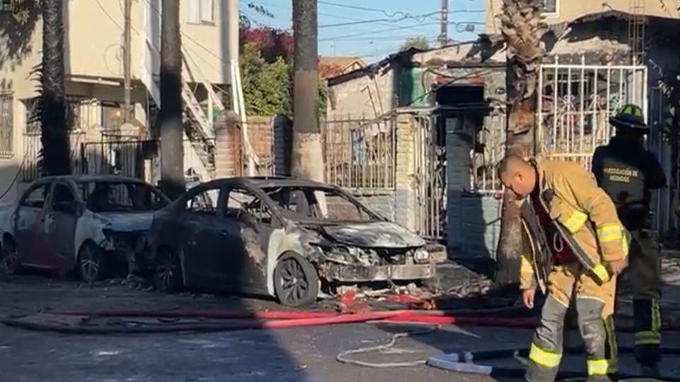 El fuego consumía no sólo la vivienda, sino también dos vehículos.