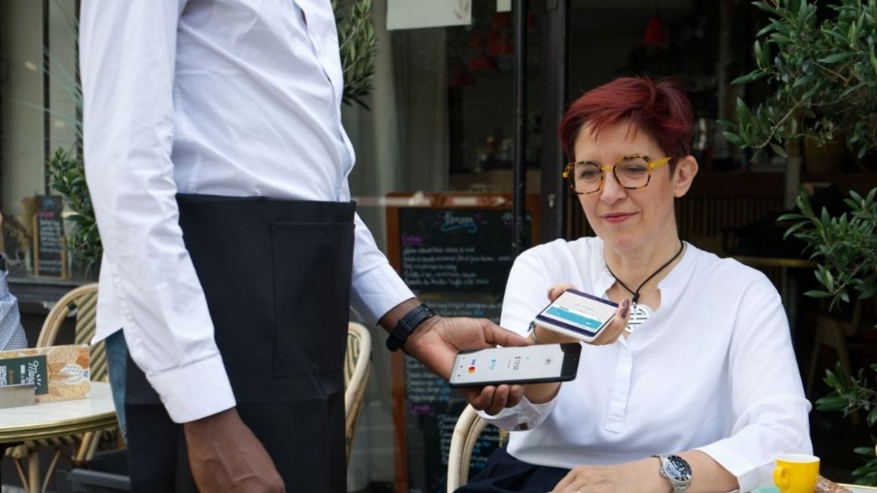 Con la tecnología SoftPOS, también conocida como “tap on phone” o “tap to mobile”, Ingenico aporta valor a los comercios ofreciéndoles la posibilidad de recibir pagos únicamente habilitando un celular inteligente