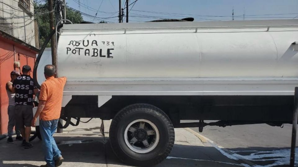 La alcaldía Iztapalapa aplica un operativo de abasto de agua mediante pipas sin costo alguno.