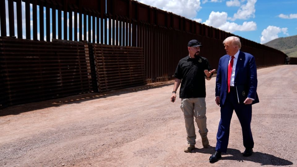 Donald Trump habla con Paul Perez, presidente del sindicato Consejo Nacional de la Patrulla Fronteriza durante una visita a la frontera sur de EEUU