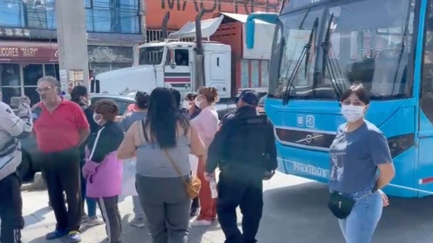 Bloquean Línea 1 del Mexibús; padres de familia exigen la destitución del director en escuela primaria