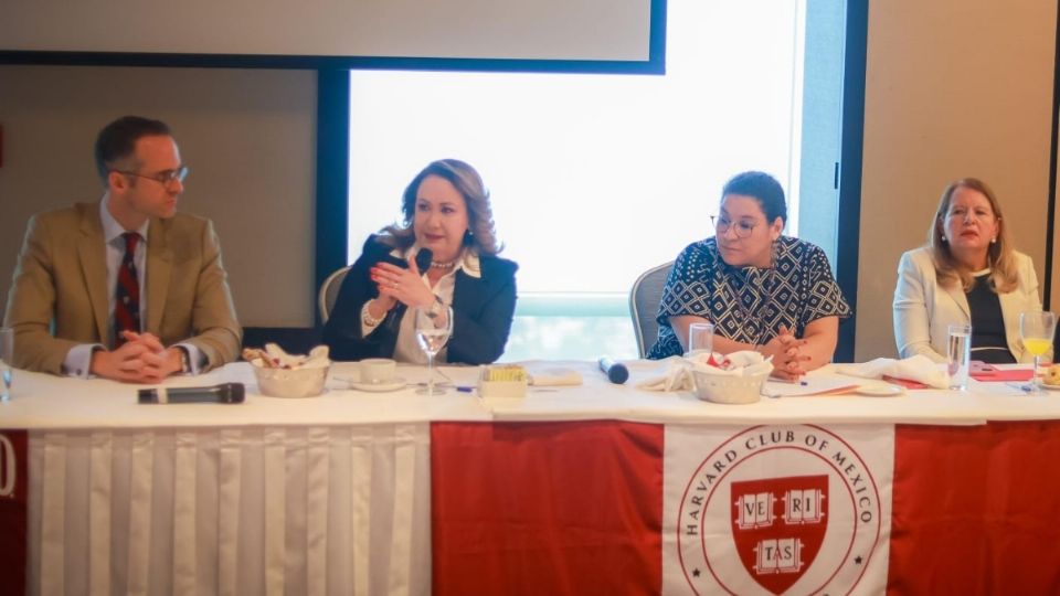 Participación de la ministra Yasmín Esquivel en el diálogo organizado por el Club Harvard México, en el cual participaron las ministras Lenia Batres Guadarrama y Loretta Ortiz Ahlf.